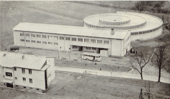 Pogled na novo enoto Iskre v Železnikih <em>Foto: Iskra – strokovno glasilo sindikata podružnice tovarna Iskra, letnik 1, številka 6, 1962. Str. 183</em>