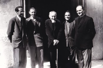 Profesor Jože Plečnik v Škofji Loki. Z leve: Branko Berčič, Svetko Kobal, Jože Plečnik, Marijan Masterl, Melhior Golob.