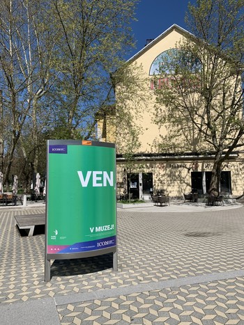 Plakat Loškega muzeja ob Slovenski cesti v Ljubljani <em>Foto: Fototeka Loškega muzeja</em>