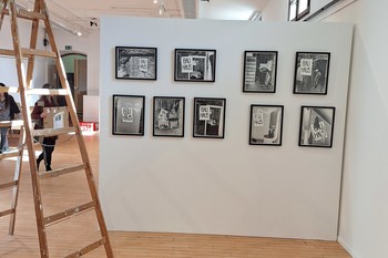 Pripravljanje razstave Za demokratizacijo umetnosti – ponovno <em>Foto: Fotoarhiv Darka Simičića</em>