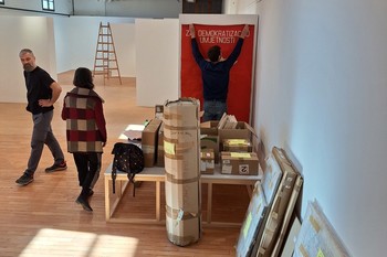 Pripravljanje razstave Za demokratizacijo umetnosti – ponovno <em>Foto: Fotoarhiv Darka Simičića</em>