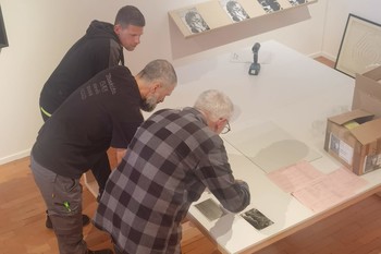 Pripravljanje razstave Za demokratizacijo umetnosti – ponovno <em>Foto: Fotoarhiv Darka Simičića</em>