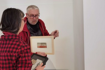 Pripravljanje razstave Za demokratizacijo umetnosti – ponovno <em>Foto: Fotoarhiv Darka Simičića</em>