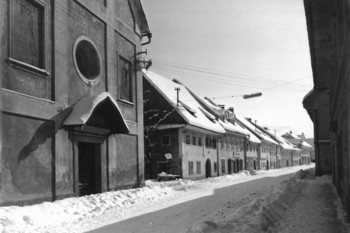 Spodnji trg pozimi, 50. ali 60. leta. Na fasadi Špitalske cerkve so še vidne freske. <em>Foto: Tone Mlakar</em>