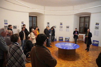 Odprtje razstave Ophéliejino odkrivanje Škofje Loke skozi oči Toneta Mlakarja, razstava fotografij mesta med letoma 1950 in 1970 in leta 2022 <em>Foto: Natalija Kosmač</em>