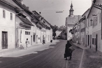 Spodnji trg, v ozadju Špitalska cerkev, 60. leta. <em>Foto: France Planina</em>