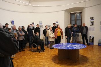 Odprtje razstave Ophéliejino odkrivanje Škofje Loke skozi oči Toneta Mlakarja, razstava fotografij mesta med letoma 1950 in 1970 in leta 2022 <em>Foto: Natalija Kosmač</em>