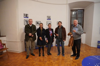 Odprtje razstave Ophéliejino odkrivanje Škofje Loke skozi oči Toneta Mlakarja, razstava fotografij mesta med letoma 1950 in 1970 in leta 2022 <em>Foto: Natalija Kosmač</em>