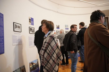 Odprtje razstave Ophéliejino odkrivanje Škofje Loke skozi oči Toneta Mlakarja, razstava fotografij mesta med letoma 1950 in 1970 in leta 2022 <em>Foto: Natalija Kosmač</em>