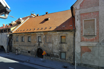 Fasada mestne ubožnice in Špitalske cerkve na Spodnjem trgu, 2010. <em>Foto: Jana Jocif</em>