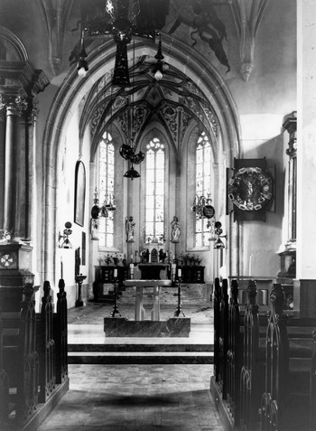 Ureditev prezbiterija po odstranitvi neogotskega oltarja. Desno ob slavoloku je Plečnikovo razpelo. <em>Foto: Tone Mlakar, fototeka Loškega muzeja</em>