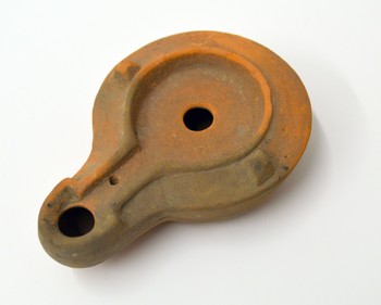 Pečatna oljenka z žigom izdelovalca CRESCES z grobišča v Starem Dvoru, žgana glina, 2. stoletje <em>Foto: Fototeka Loškega muzeja</em>
