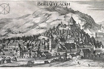 1. Mesto Škofja Loka na Valvasorjevi upodobitvi iz leta 1679. Desno od Loškega gradu so upodobljene razvaline gradu Divja Loka
