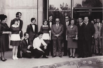Tito s spremstvom in hotelskim osebjem pred hotelom Transturist leta 1973 <em>Foto: Fototeka Loškega muzeja</em>