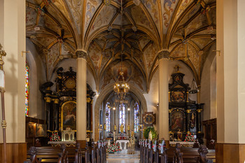 Pogled na stranska oltarja v ladji cerkve sv. Jakoba v Škofji Loki <em>Foto: Župnija Škofja Loka (Facebook)</em>