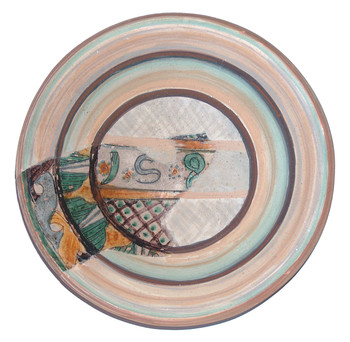 Krožnik loške slikane meščanske keramike z letnico, 16. stoletje. <em>Foto: Jože Štukl</em>