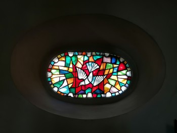 Eno od oken na severni steni cerkvene ladje <em>Foto: Fototeka Loškega muzeja</em>