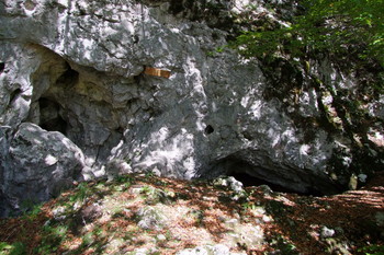 Vhod v Lubniško jamo (levo) in v jamo Kevderc (desno)