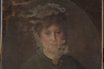 Stanje slike pred konserviranjem in restavriranjem. Vidni so svetli madeži in površinska umazanija.