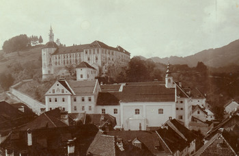 Pogled na uršulinski šolski in vzgojni zavod v Škofji Loki. <em>Foto: Fototeka Loškega muzeja</em>