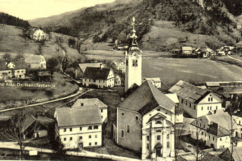 Pogled na Poljane z baročno cerkvijo sv. Martina. ©Fototeka Loškega muzeja