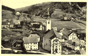Pogled na Poljane z baročno cerkvijo sv. Martina. <em>Foto: Fototeka Loškega muzeja</em>