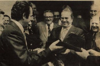 Ko je leta 1977 Josip Broz Tito obiskal Dražgoše, mu je Miro Pinterič v imenu kolektiva Šešir podaril dva klobuka. Glas, Glasilo Socialistične zveze delovnega ljudstva za Gorenjsko, 6. 5. 1977. ©Fototeka Loškega muzeja