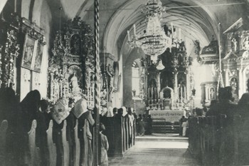 Ljudje pri maši v stari romarski cerkvi sv. Lucije v Dražgošah pred drugo svetovno vojno.