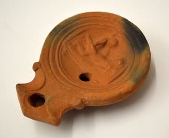 Reliefna volutna oljenka z erotičnim prizorom, žgana glina, druga polovica 1.–prva desetletja 2. stoletja <em>Foto: Fototeka Loškega muzeja</em>