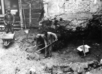 Leta 1972 so na dvorišču hiše na Mestnem trgu 9 potekale zaščitne arheološke raziskave. <em>Foto: Jože Oman</em>