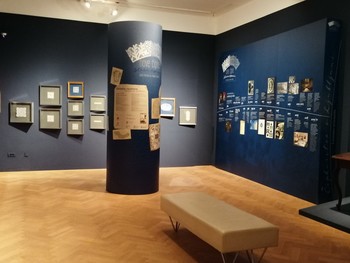 Pogled na razstavo Stari vzorci, nove čipke v Mestnem muzeju Ljubljana (kustosinja razstave Mojca Ferle). <em>Foto: Mojca Šifrer Bulovec</em>