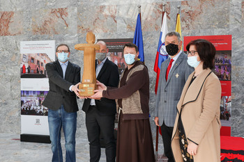 Mednarodno združenje Europassion in lesena statua <em>Foto: Peter Pokorn ml.</em>