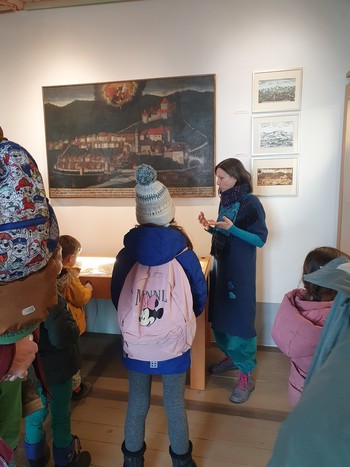 vodstvo po stalnih zbirkah za otroke in družine s pripovedovalko in pravljičarko Karlo B. Rihtaršič