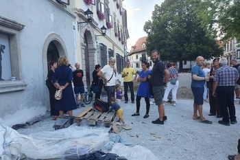 Odprtje razstave Mohorja Kejžarja V oči me glej! <em>Foto: Arhiv Loškega muzeja Škofja Loka</em>