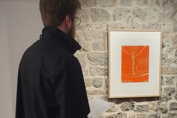 V Galeriji Ivana Groharja odprli razstavo Oliverja Pilića Sence brez telesa, podobe brez avtorja