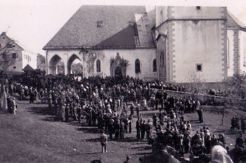 Crngrob, cerkev Marijinega Oznanjenja, Veliki ponedeljek, 1943. <em>Foto: Fototeka Loškega muzeja</em>