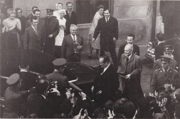 Tito s spremstvom in domačini pred Krono na Mestnem trgu v Škofji Loki leta 1970 <em>Foto: Tone Mlakar</em>