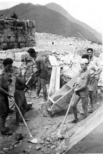 Dijaki loških šol med izkopavanji na Kranclju med letoma 1954 in 1955. <em>Foto: Fototeka Loškega muzeja</em>