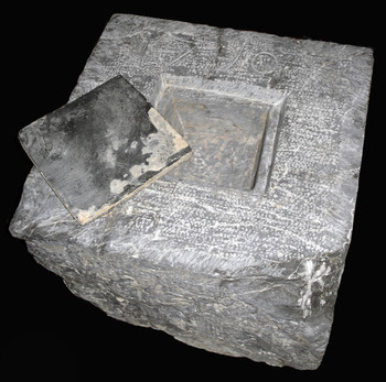 Temeljni kamen z letnico 1710. <em>Foto: Fototeka Loškega muzeja</em>