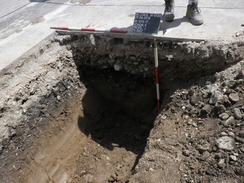 V profilu testnega jarka 3 je pod nasutji lepo vidna plast žganine, nema priča požara iz leta 1698. <em>Foto: Jože Štukl</em>