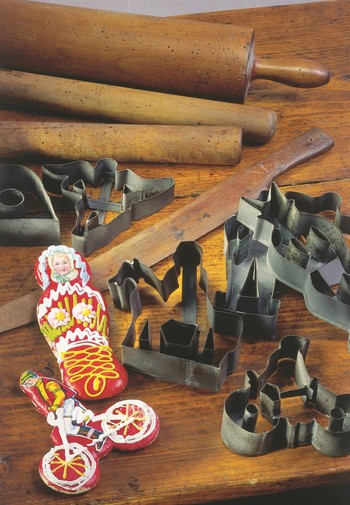Medičarji in lectarji so do 19. stoletja medeno pecivo izdelovali iz medenega testa (med in ržena moka), oblikovanega z reliefno izrezljanimi lesenimi modeli. V 19. stoletju so med začeli nadomeščati s sladkorjem, lesene modele pa so nadomestili s pločevinastimi. Z njimi so izrezali le obliko lecta (srce, konjiček, dojenček in drugo), nato pa ga dodatno krasili z barvno sladkorno zmesjo, na katero so nalepili papirnate vtise glav, ogledalca ali lističe z verzi. <em>Foto: Janez Pukšič</em>