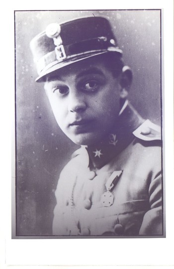Otokar Burdych. Na ovratniku uniforme ima prišito planiko, znak gorskih enot. Hrani Loški muzej Škofja Loka.