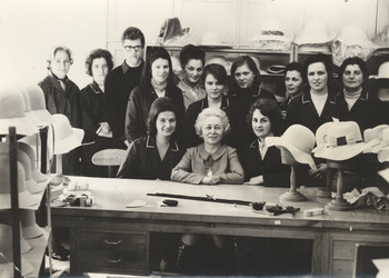 Delavke oddelka Klobuček v tovarni klobukov Šešir, Škofja Loka, 1971, zasebna last.