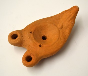 Oljenka z dvema noskoma in trikotnim stiliziranim ročajem, žgana glina, 2.–3. stoletje <em>Foto: Fototeka Loškega muzeja</em>