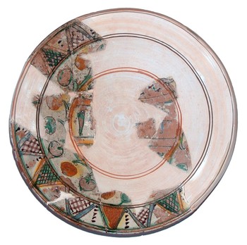 Krožnik loške slikane meščanske keramike z geometričnim in rastlinskim motivom (hrani ga Loški muzej Škofja Loka). <em>Foto: Jože Štukl</em>