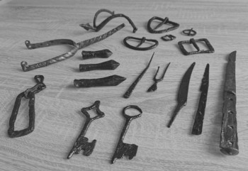 Izbor najlepših najdb z gradu Divja Loka (ostrogi, spone za jermenje, puščične osti, nabodalo, vilice, noži, kresilo, ključi…)