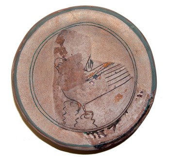 Skodelica loške slikane meščanske keramike z živalskim motivom (golob) (hrani jo Loški muzej Škofja Loka).. <em>Foto: Jože Štukl</em>