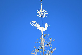 Znamenje na zvoniku cerkve sv. Jakoba v Škofji Loki – križ z dvema prečkama, petelinom in soncem. <em>Foto: Janez Pelko</em>