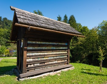 Čebelnjak pri čebelarskem domu v Brodeh <em>Foto: Fototeka Loškega muzeja</em>