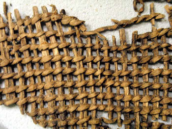 Pleten izdelek (verjetno košara) kulture Jomon (najdišče Sakuramachi, prefektura Toyama, Japonska, pred približno 4.000 leti). <em>Foto: Galerija TAI Modern</em>